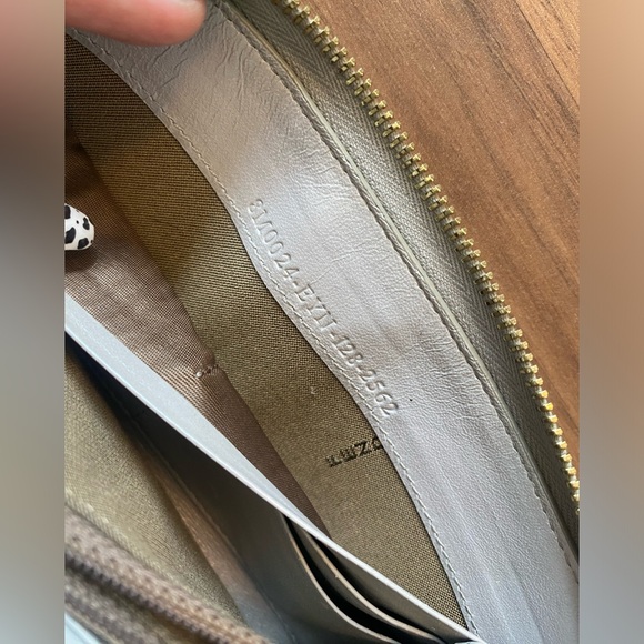 Fendi wallet, silver metallic leather with gold hardware - Picture 4 of 11